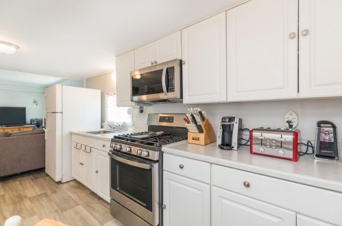 9 Friendship Dr, Salem NH  03079-3016 exterior