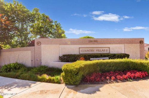 326 Country Club Dr, Simi Valley CA  93065-7644 exterior