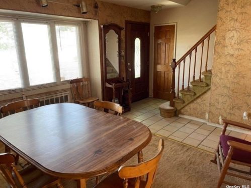 385 Broome Ave, North Lindenhurst NY  11757-3834 exterior