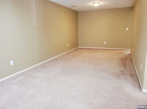 2048 Charles Ct, Mahwah NJ  07430-3800 exterior