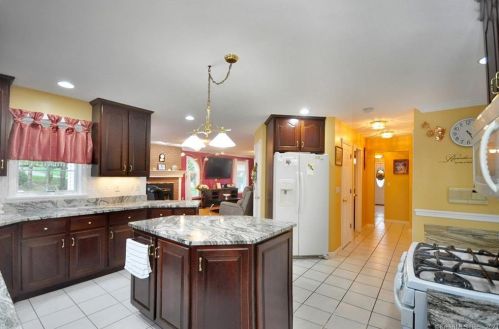 67 Steeplechase Dr, Manchester CT  06040-7066 exterior