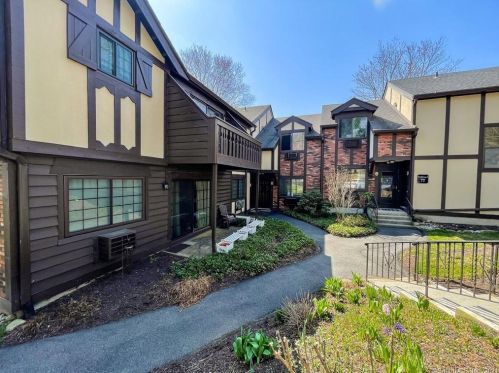 3 Chelsea Ct, Brookfield Center, CT 06804-2704