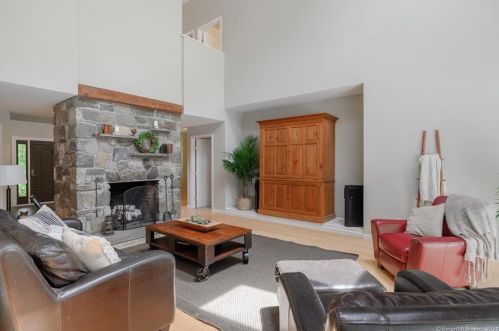 9 New Brg Rd, Brookfield Center CT  06804 exterior