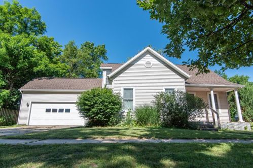 415 7th St, Goshen, IN 46526-3409