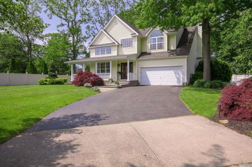 10 Oakwood Ct, Lake Grove, NY 11755-1912