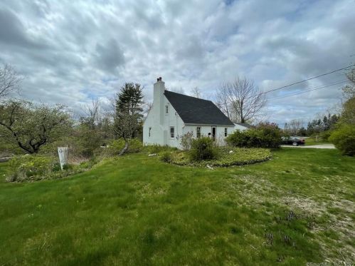 581 Maple St, Litchfield CT  06759-2105 exterior