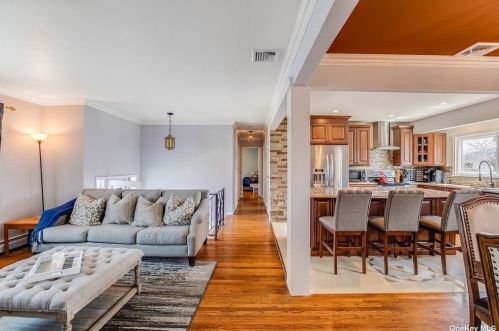 548 Middle St, Babylon, NY 11703-2015