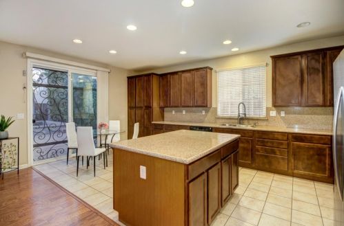 9872 Winkle Cir, Elk Grove CA  95757-6276 exterior