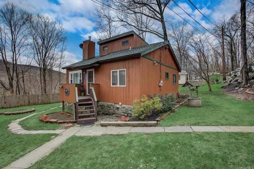 3 Shawnee Rd, Tompkins Corners, NY 10579-2122