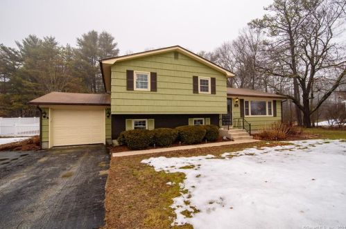 16 Seagrave St, Killingly, CT 06239-4129