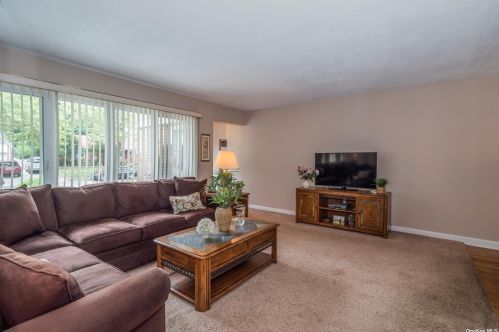 923 Niagara St, Floral Park, NY 11003-5033
