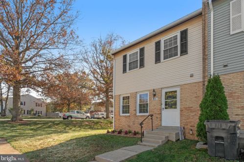 4631 Charlton Ct, Woodbridge, VA 22193-3027