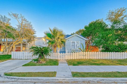 5105 Avenue, Galveston, TX 77551-5681