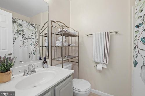 8806 Howland Pl, Bristow VA  20136-5708 exterior