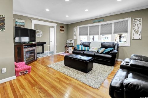 7 Sherman Ct, Bethpage, NY 11714-2416