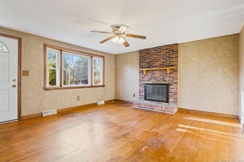 76 Heather Ln, Windsor Locks, CT 06096-2650