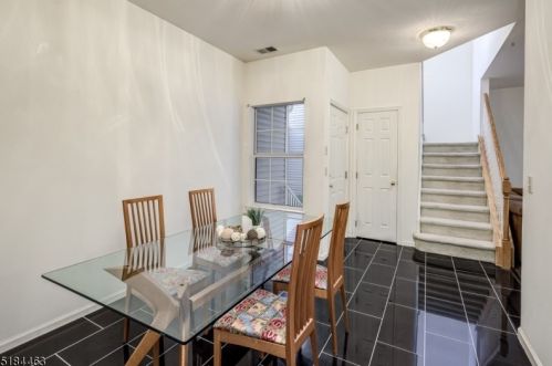 8 Four Oaks Rd, Bedminster NJ  07921-2054 exterior