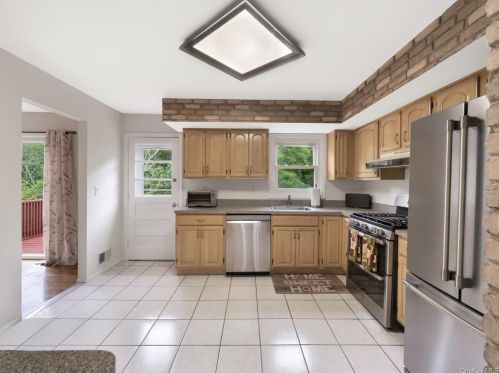8 Creekview Dr, Thiells NY  10984-1434 exterior
