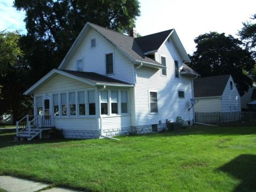 320 9th St, Estherville, IA 51334-1928