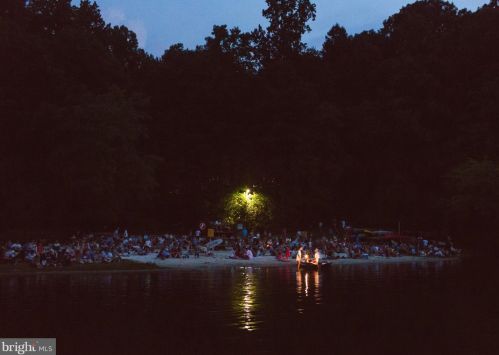 3709 Whispering Ln, Falls Church VA  22041-1121 exterior