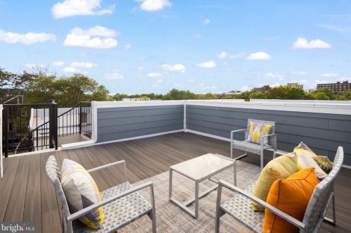 1111 Holbrook Ter, Washington DC 20002-2704 exterior