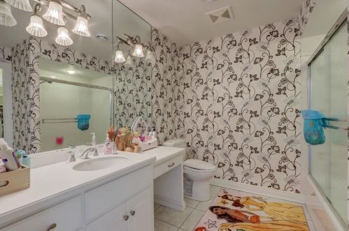 917 Evergreen Cir, Chenequa WI  53029-8636 exterior