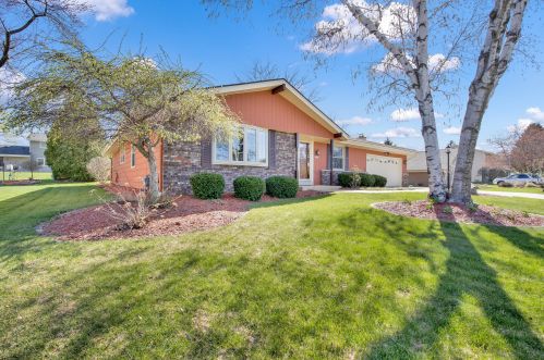 15315 Linfield Ln, Waukesha, WI 53151-5856