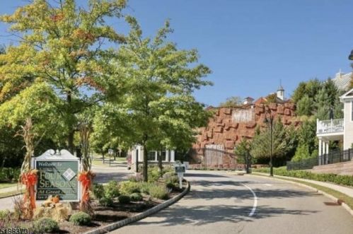 24 Silicon Dr, West Paterson NJ  07424-4225 exterior