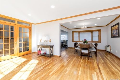 545 Queen St, Westbury NY  11590-1399 exterior