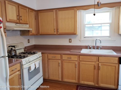 40 Bristol Ct, East Freehold, NJ 07728-3928