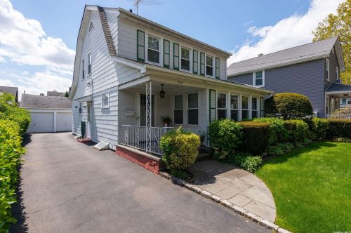 208 Drexel Ave, Westbury, NY 11590-3025