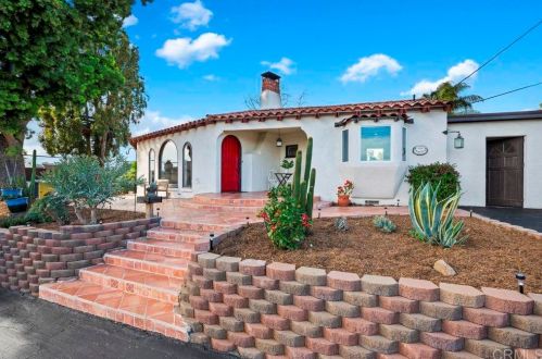 535 Avalon Dr, Vista, CA 92084-6213