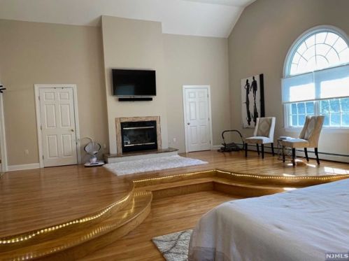 32 Crescent Dr, Skyline Lakes NJ  07456-1109 exterior