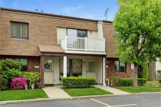 61 Cambridge Dr, Copiague, NY 11726-3232