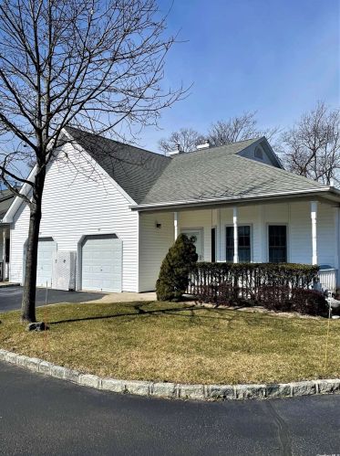 49 Oyster Cove Ln, Blue Point, NY 11715-1245