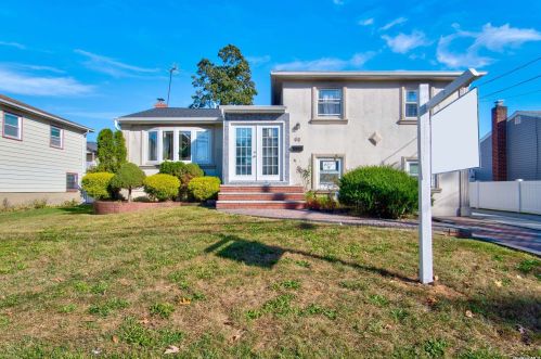 60 Conlon Rd, Roosevelt, NY 11575-1538