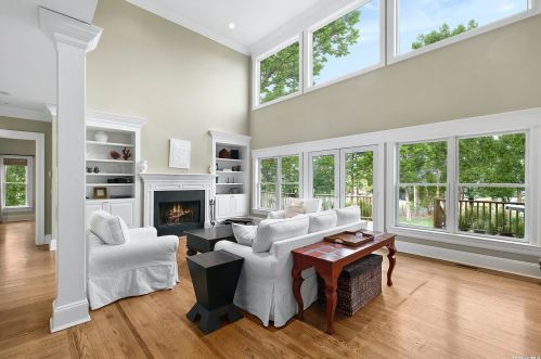 16 Bittersweet Ln, Pine Neck NY  11963-1422 exterior
