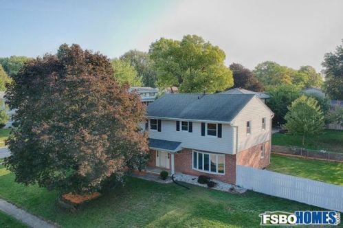 8882 Franklin Ave, Des Moines, IA 50325-5414