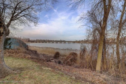 17 Hubbard Ave, Tinton Falls, NJ 07701-5532