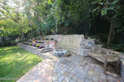 39 Shore Dr, Monmouth Hills NJ  07732-1027 exterior