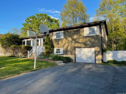22 Oak Ln, Middletown, NY 10940-6927