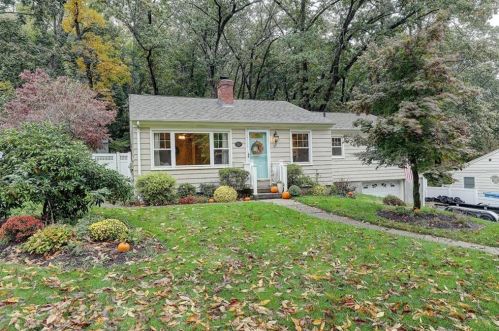 17 Parker St, Lincoln, RI 02865-3101