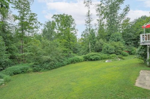 8 Lorraine Dr, Beacon Falls, CT 06403-1256