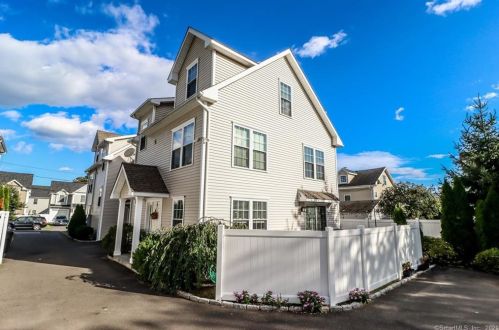 32 Hobbie St, Stamford, CT 06902-5328
