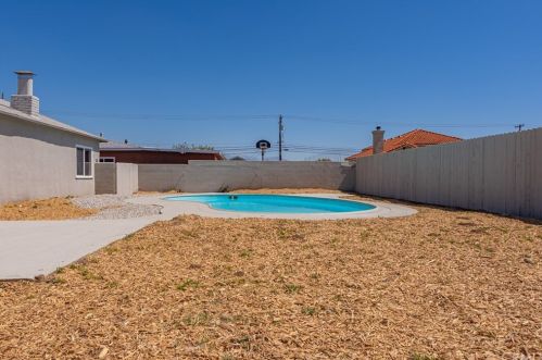 643 Mckinley St, Rialto CA  92376-6057 exterior