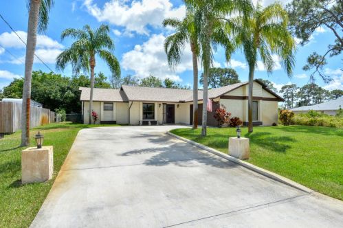 1941 Fairfield St, Fort Pierce, FL 34983-4669