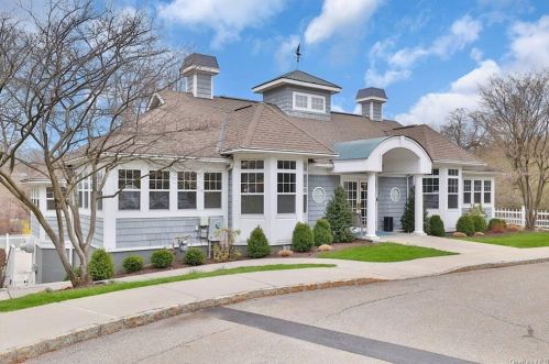 89 Mystic Dr, Crotonville NY  10562-1965 exterior