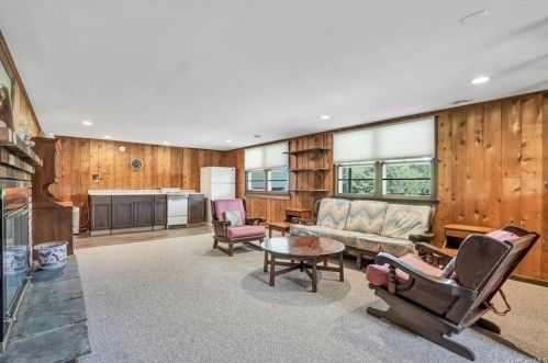257 Osborne Hill Rd, Fishkill NY  12524-2510 exterior