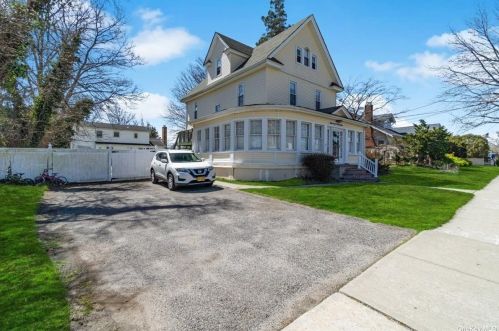 335 Wellwood Ave, North Lindenhurst NY  11757-3341 exterior