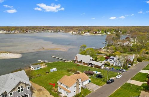 15 Division St, Waterford, CT 06385-3411